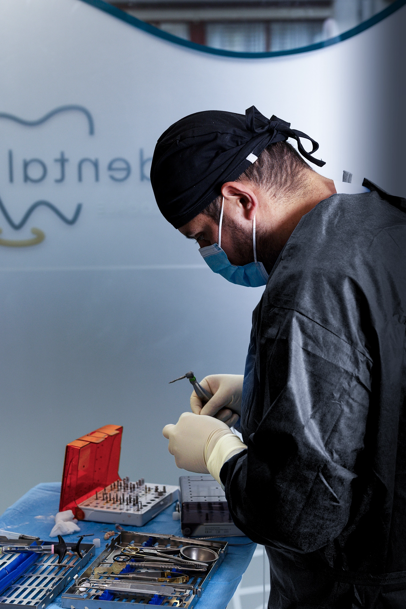 Dr. Alex Fneiche during a digital implant treatment